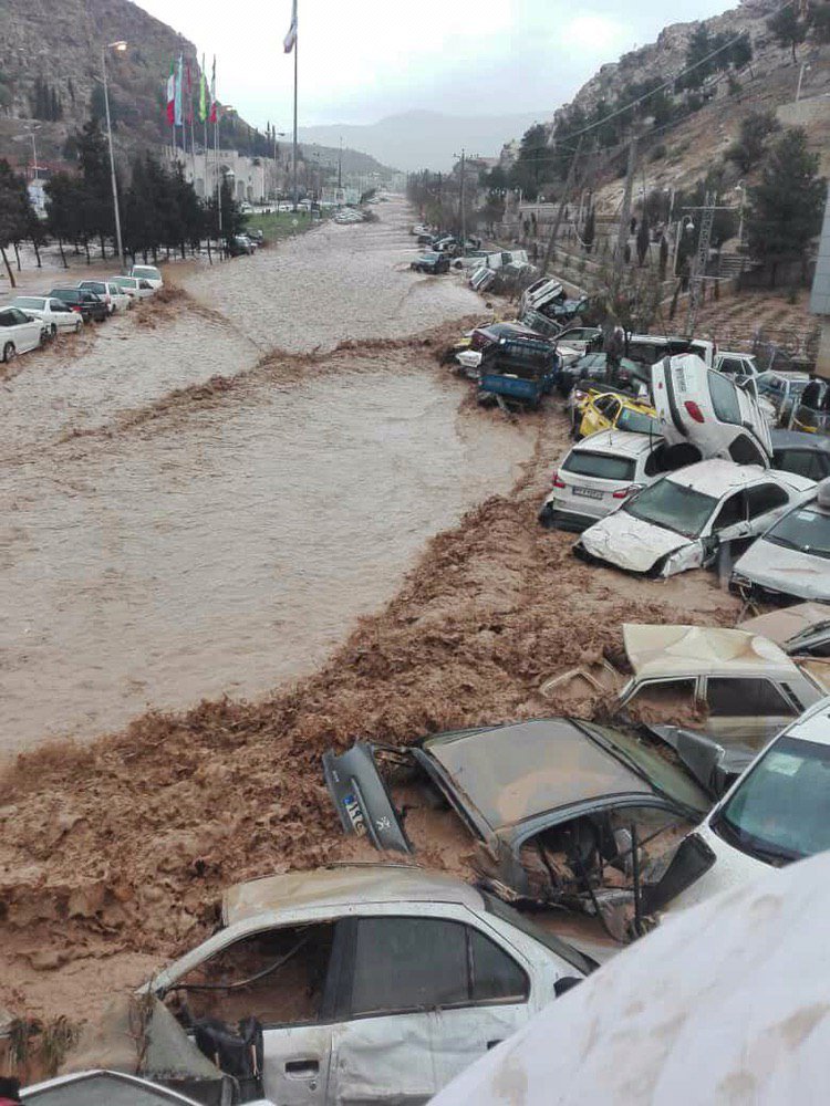 razinrahimii's tweet photo. سیل؛ دروازه قران شیراز😔
امیدوارم بااین سیل مسئولین بیدارشن😪
اگه خوابشون خواب زمستونی هم باشه الان دیگه باید کم کم بیدارشن 😏😒
ازگلستان تا فارس 
#بازهم_سپاه
#بازهم_بسیج
#مسئولین_بی_حیا https://t.co/6icxYU9UoD