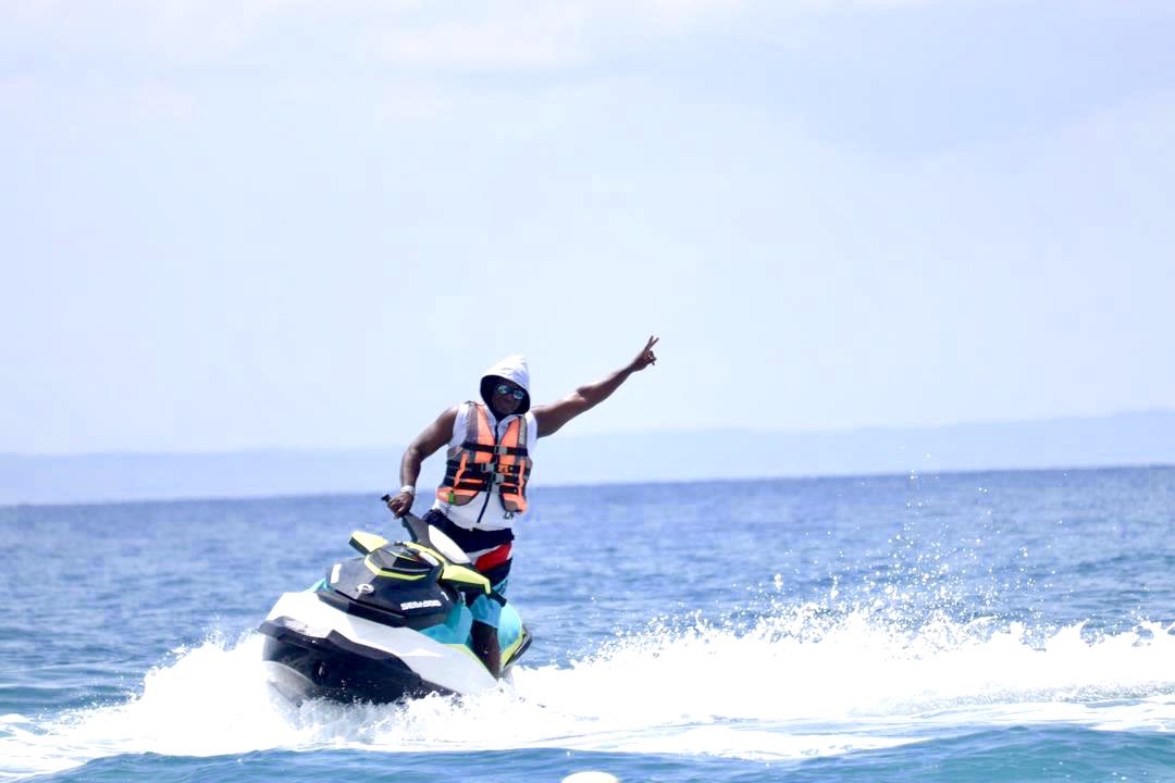 FotomatikHaiti's tweet photo. The #Adrenaline’s moment! No #SpeedLimit #NoTicket no #Patrol no #PoliceOfficer #GazPedal #SpeedUp!
Photos by a student of #PromotionEclair from #FotomatikHaiti at #RoyalDecameronHaiti #JetSki #JetSkiLife #Haiti #Beach #Sea #Sun https://t.co/XoLDHkyGoz
