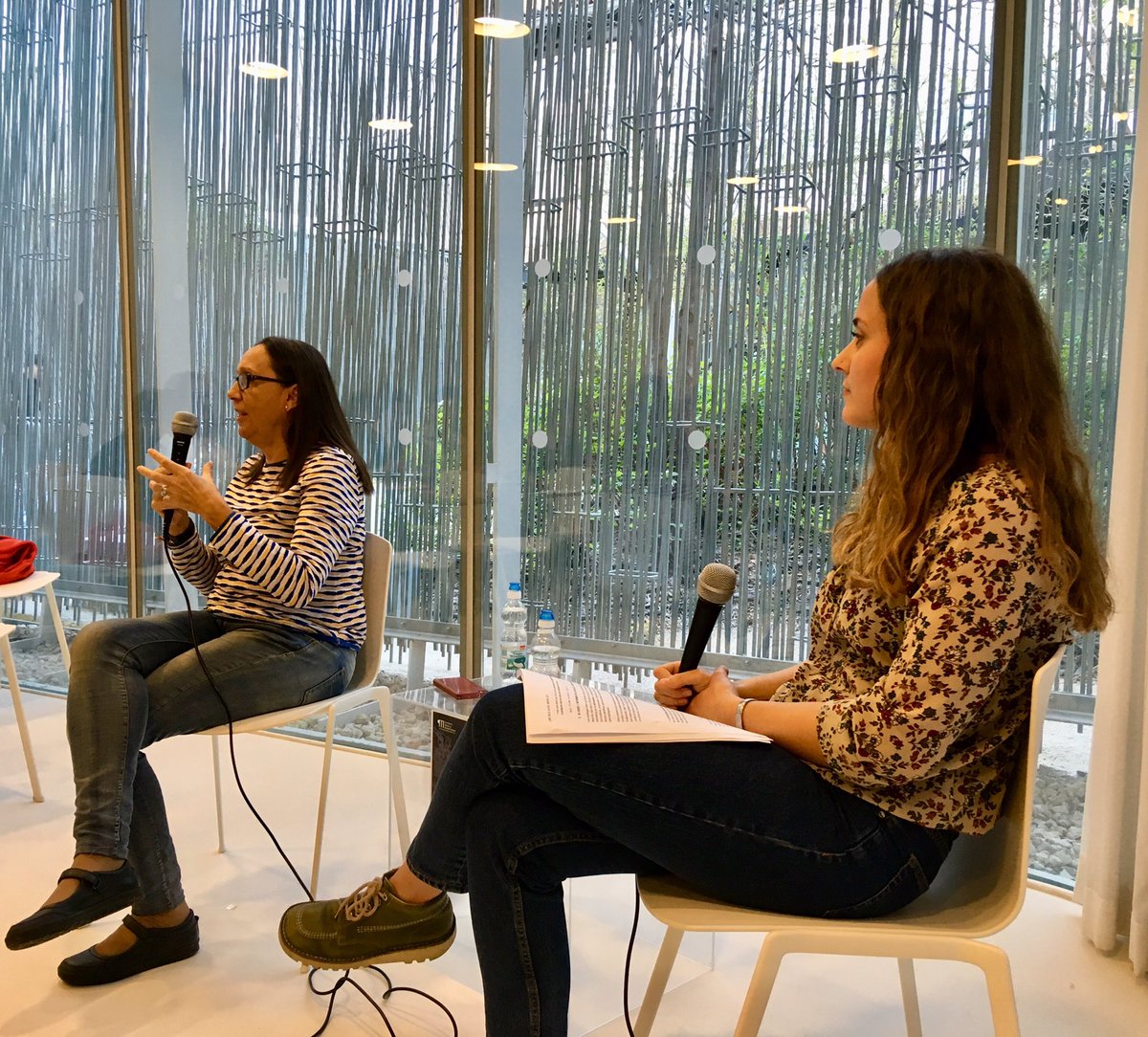 DigitalMacarron's tweet photo. Estamos hablando con Mariluz @congosto sobre propagación de mensajes en la red que generan movimientos sociales como el #15M ¿Qué otros conocéis?
#SCD2019 #MGC16ed https://t.co/eliJq6e0Jz