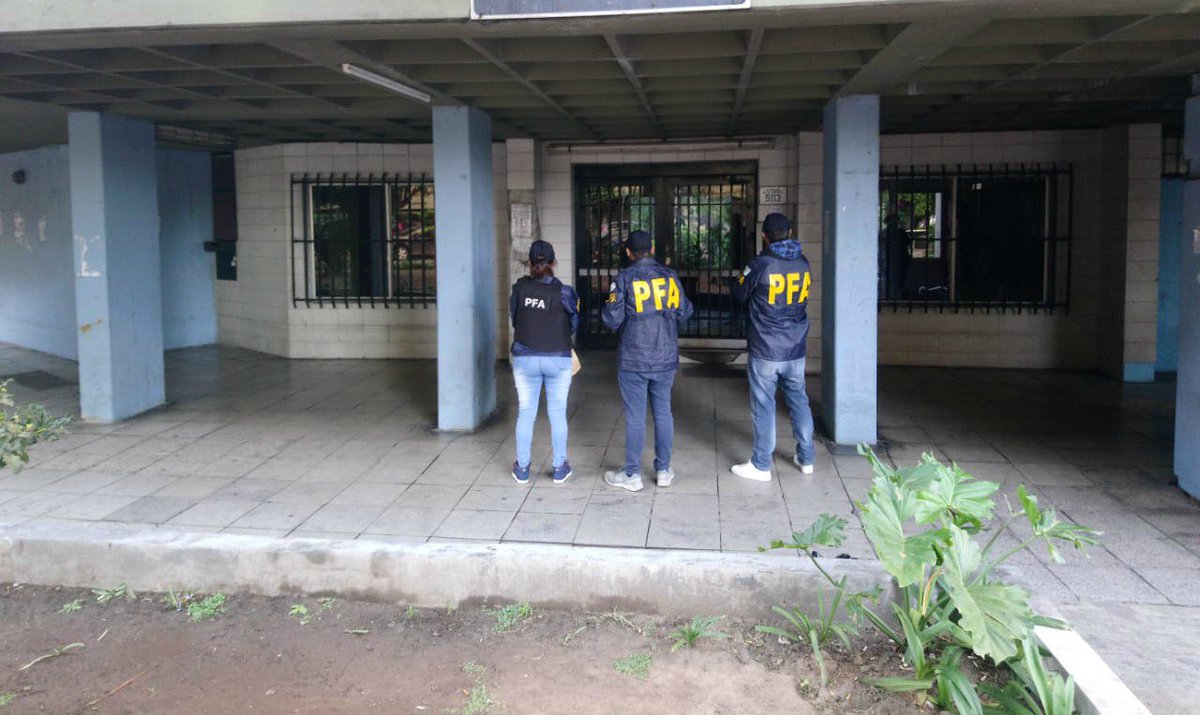 PatoBullrich's tweet photo. Los dos hombres distribuían pornografía infantil vía facebook. La @PFAOficial solicitó información a la red; con los IP y el cruce de datos con el proveedor de Internet, determinó la ubicación, allanó y los detuvo en #CABA. Si sos víctima de ciberdelito, denunciá al 134. https://t.co/hApc9y2PNZ