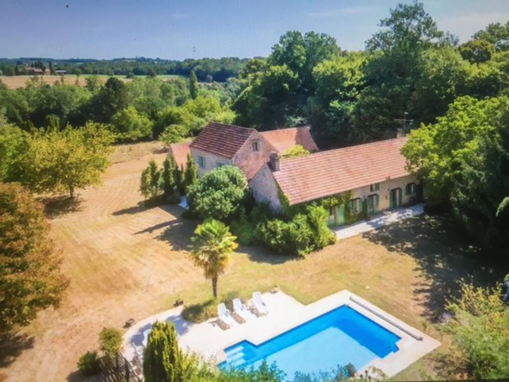 HolidayFrance's tweet photo. Stunning #Dordogne #holidayhome in the countryside near historic #Sarlat - beautiful pool, grounds and interiors and a great location to explore the medieval villages, #canoe on the river, hunt for antiques and enjoy the #foodie treats of the region https://t.co/Qjmht11QbY https://t.co/q4DwQDMhBd