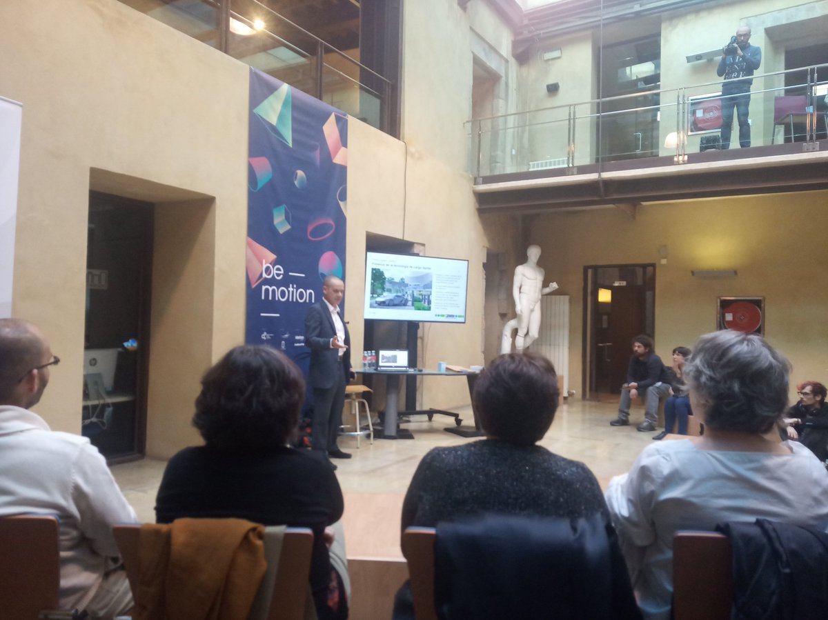 Es un lujo contar con un experto en #sostenibilidad eléctrica como <a href="/adrianomones/">Adriano Mones</a> en nuestro entorno #cienciaconpalomitas #avilesconciencia #movilidadsostenible #be_motion #LUX02