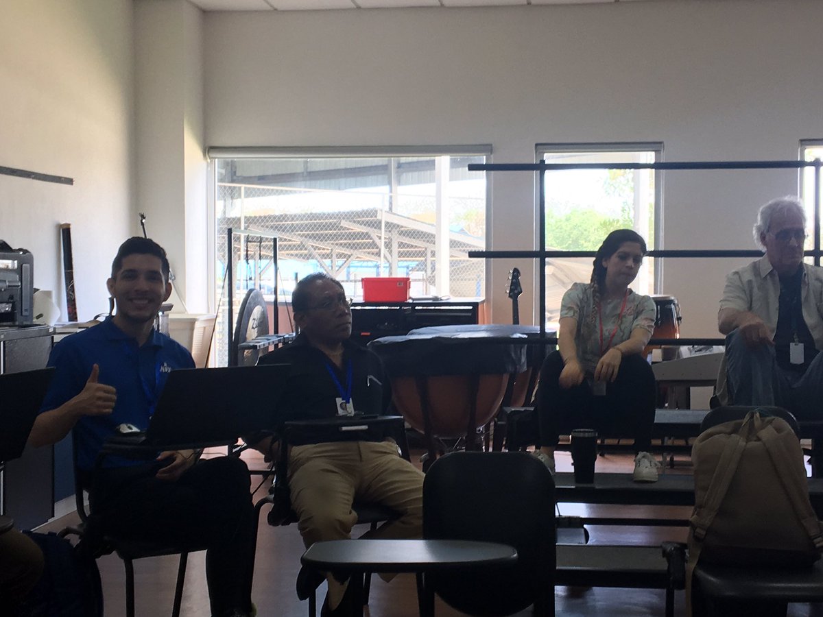 ms_vcaudill's tweet photo. Meeting other arts educators in Panama! #pais2019 #beMDA https://t.co/RGfnMPz1QR