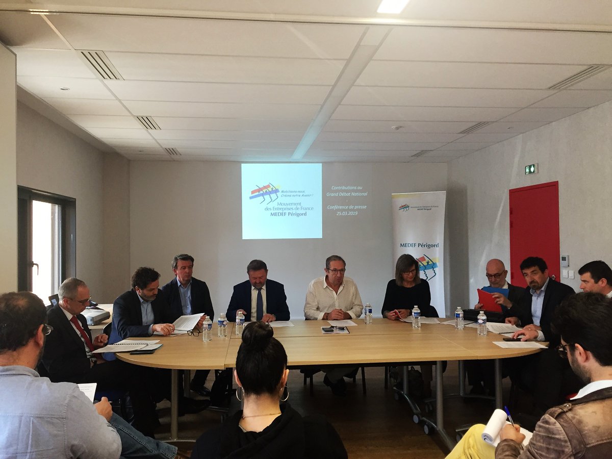 medefperigord's tweet photo. [CONF PRESSE]
Conf presse @medef 24. 7 réun° sur tout le dép &amp; interro num auprès 2 000 ent Périgourdines pr 479 contribut° synthétisées &amp; remises par @CFMedef24 à @Prefet24 @ChassaingPh @DelponMichelEM @dep_cubertafon &amp; @Jacqlinedubois #Merci #Mobilisation #EchangesConstructifs https://t.co/T8fMgDlBLl