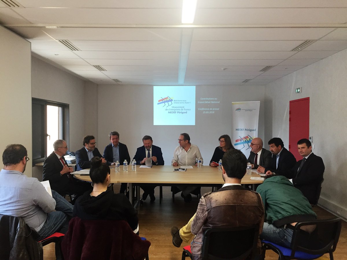 medefperigord's tweet photo. [CONF PRESSE]
Conf presse @medef 24. 7 réun° sur tout le dép &amp; interro num auprès 2 000 ent Périgourdines pr 479 contribut° synthétisées &amp; remises par @CFMedef24 à @Prefet24 @ChassaingPh @DelponMichelEM @dep_cubertafon &amp; @Jacqlinedubois #Merci #Mobilisation #EchangesConstructifs https://t.co/T8fMgDlBLl