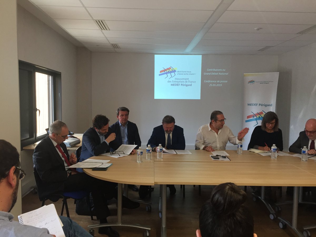 medefperigord's tweet photo. [CONF PRESSE]
Conf presse @medef 24. 7 réun° sur tout le dép &amp; interro num auprès 2 000 ent Périgourdines pr 479 contribut° synthétisées &amp; remises par @CFMedef24 à @Prefet24 @ChassaingPh @DelponMichelEM @dep_cubertafon &amp; @Jacqlinedubois #Merci #Mobilisation #EchangesConstructifs https://t.co/T8fMgDlBLl