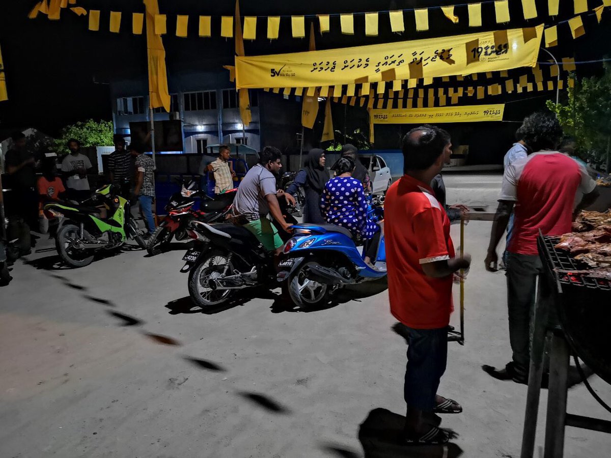 ahuzam001's tweet photo. Meedhoo adhi maduvvaree gai mirey kuriyah gendhevunu campaign harakaaiythakuge therein
#Agenda19
#enmengeadam
#majlis2019
#maduvvaridhaairaa
#votemdp
#CandidateNumber5 https://t.co/BM1b5lLQrh