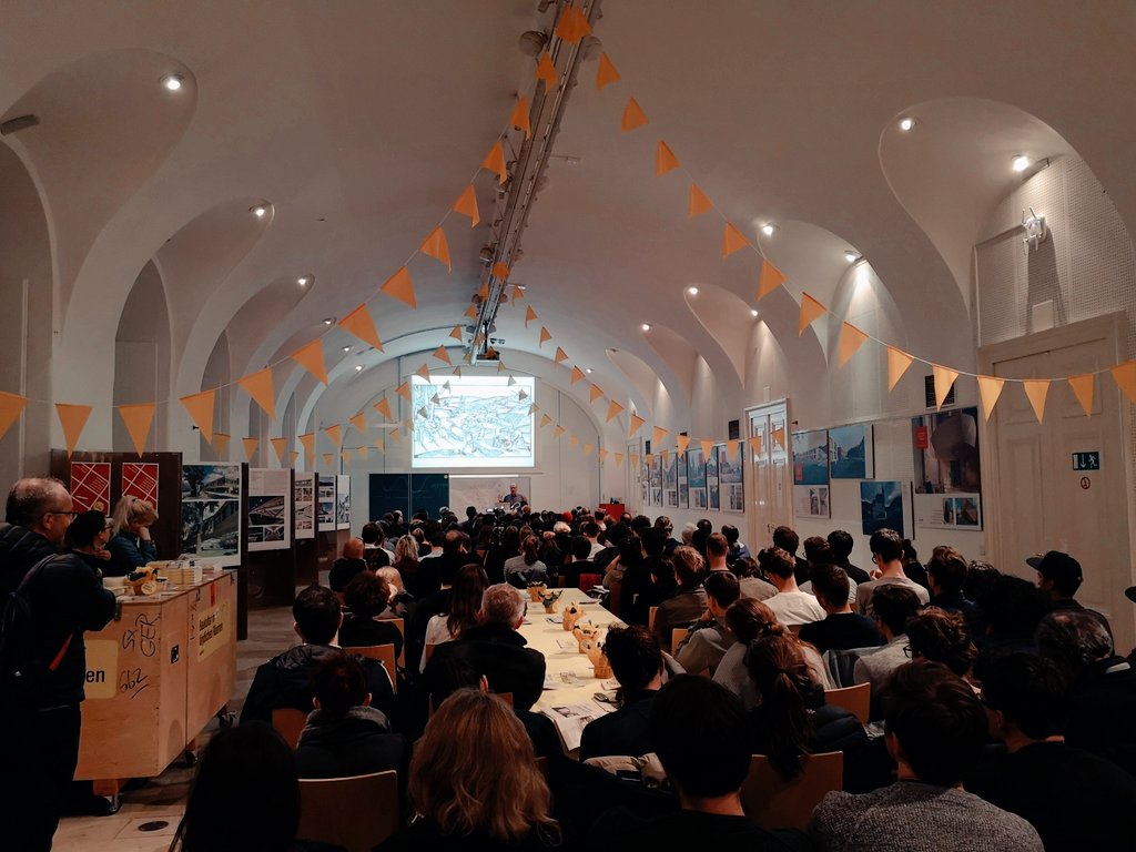 Die LandLuft Universität uni.landluft.at ist eröffnet! Erich Raith beginnt seinen Eröffnungsvortrag "Die totale Landschaft" mit Adam und Eva und wirft die Frage auf, ob es das Land überhaupt noch gibt. Wir freuen uns über den vollen Prechtlsaal und die nächsten 10 Tage!