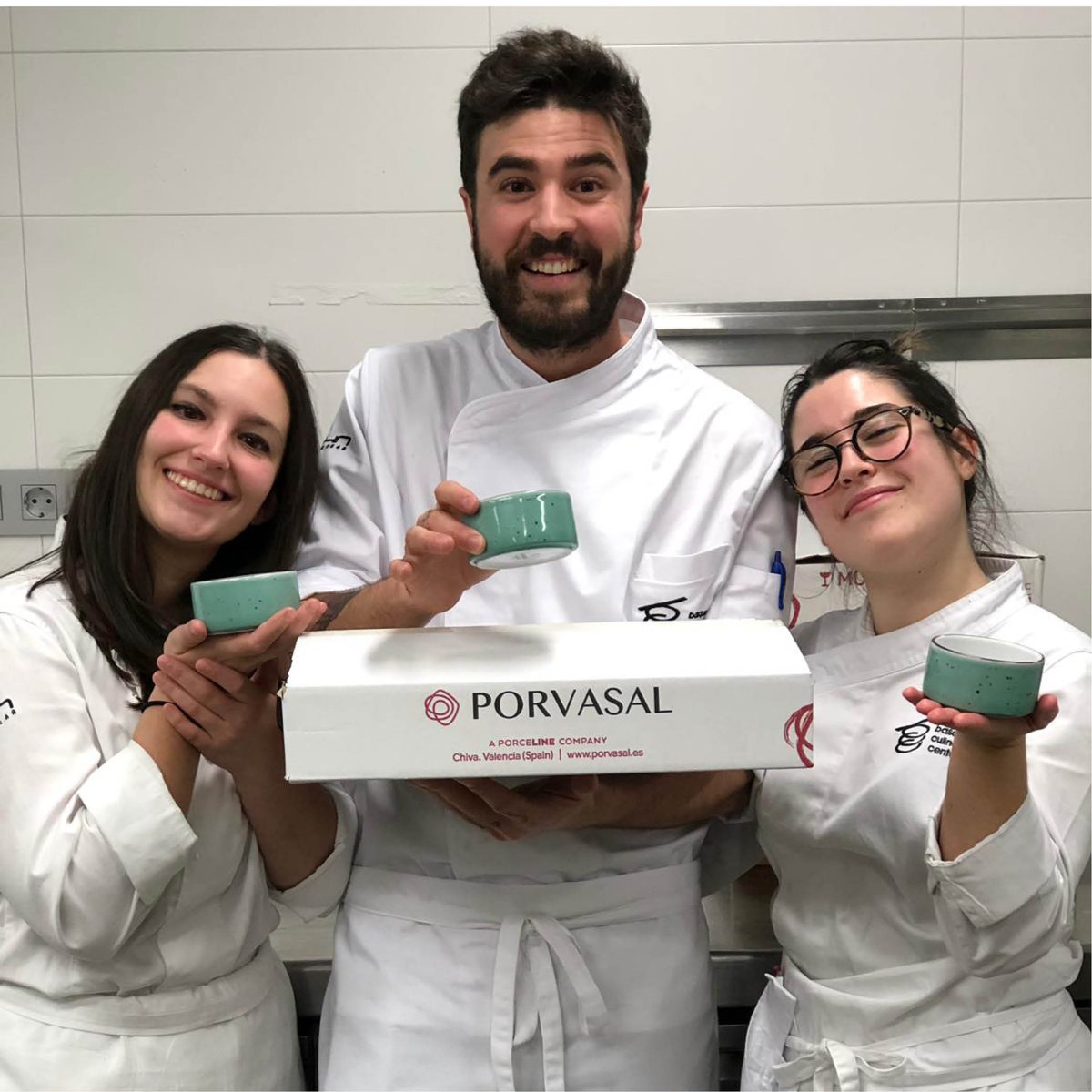 Porvasal's tweet photo. Diego Polo utilizó nuestra caña de la colección Babel con decorado Dots  Menta para su participación en un concurso del @bculinary. Preparó un #chawanmushi de foie, con la ayuda de sus compañeras Maite Casimiro y Elena Moya. ¡Gran equipo! #cocina #gastronomia #chefs https://t.co/qWYxhlxnzL