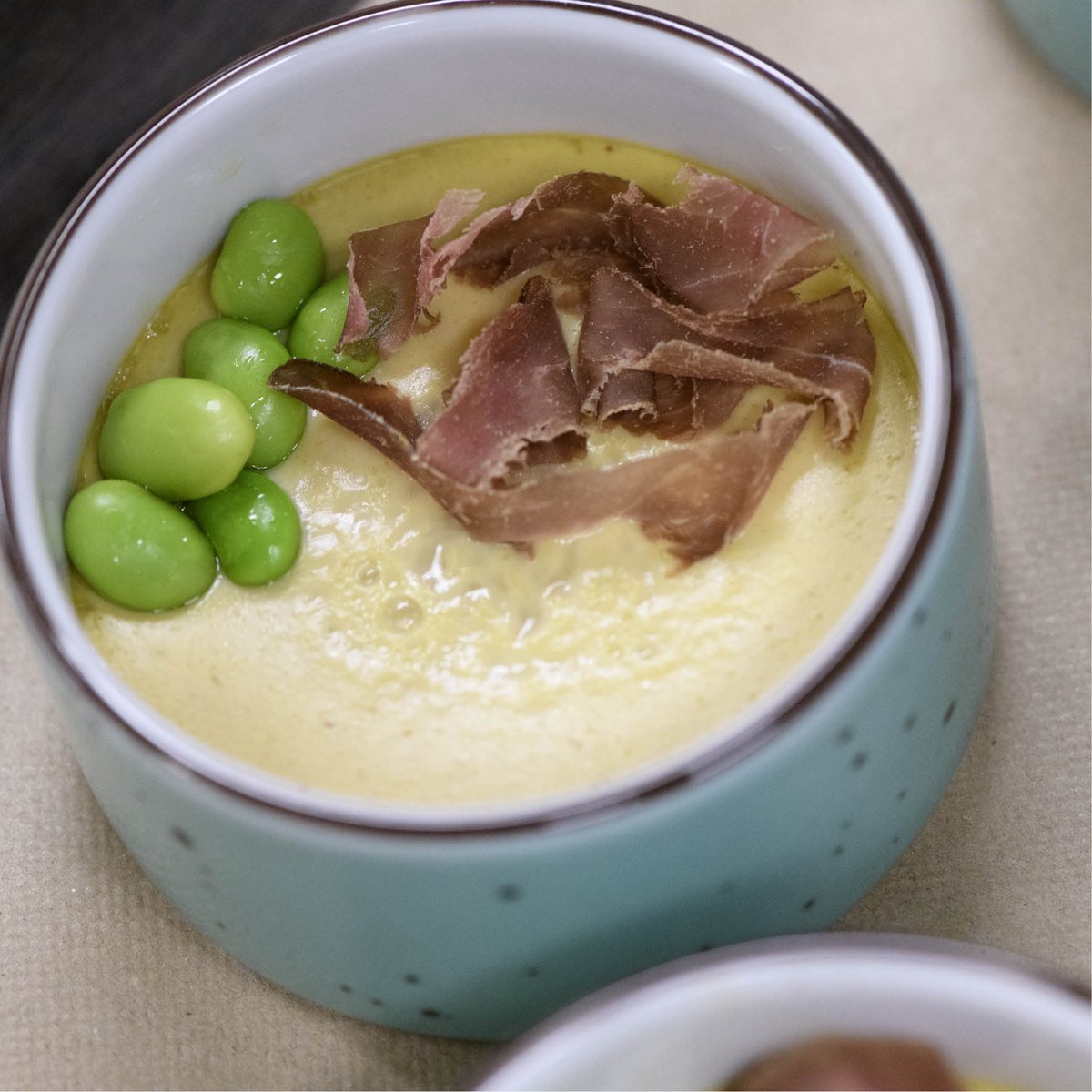 Porvasal's tweet photo. Diego Polo utilizó nuestra caña de la colección Babel con decorado Dots  Menta para su participación en un concurso del @bculinary. Preparó un #chawanmushi de foie, con la ayuda de sus compañeras Maite Casimiro y Elena Moya. ¡Gran equipo! #cocina #gastronomia #chefs https://t.co/qWYxhlxnzL