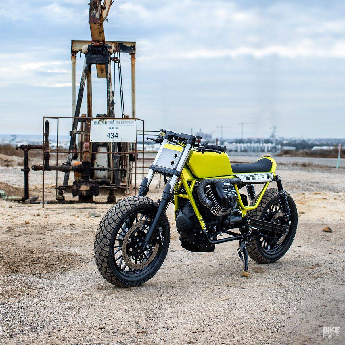 MotociclismoMex's tweet photo. ¿Les gusta esta #MotoGuzzi?
Fue un encargo especial elaborado por #UntitledMotorcycles
#MotociMX #V9Bobber #FelizLunes https://t.co/hnJbqO5j5v