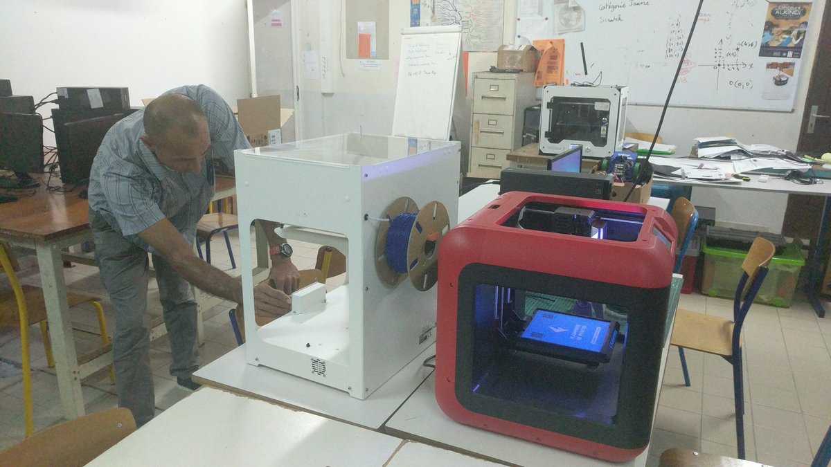 daventura972's tweet photo. Formation sur l'impression 3D au Collège Constant Le Ray  @ray_college #9720043P
Merci au formateur : Jérôme Maumet professeur de #TechnologieCollege.
  #TechnologieCollegeMartinique @DaneMartinique @gbaudin972 @acmartinique https://t.co/5pMg0Kl2c2