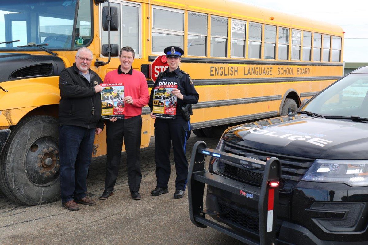 InfoPEI's tweet photo. Drivers in PEI who illegally pass a school bus will lose their licence. Failing to stop for a school bus with red flashing lights means 12 demerit points, resulting in suspension of the licence for 3 months - PLUS fine up to $5000. @EducationPEI 
https://t.co/jqafQmhUoB https://t.co/jDwdjbcYmw