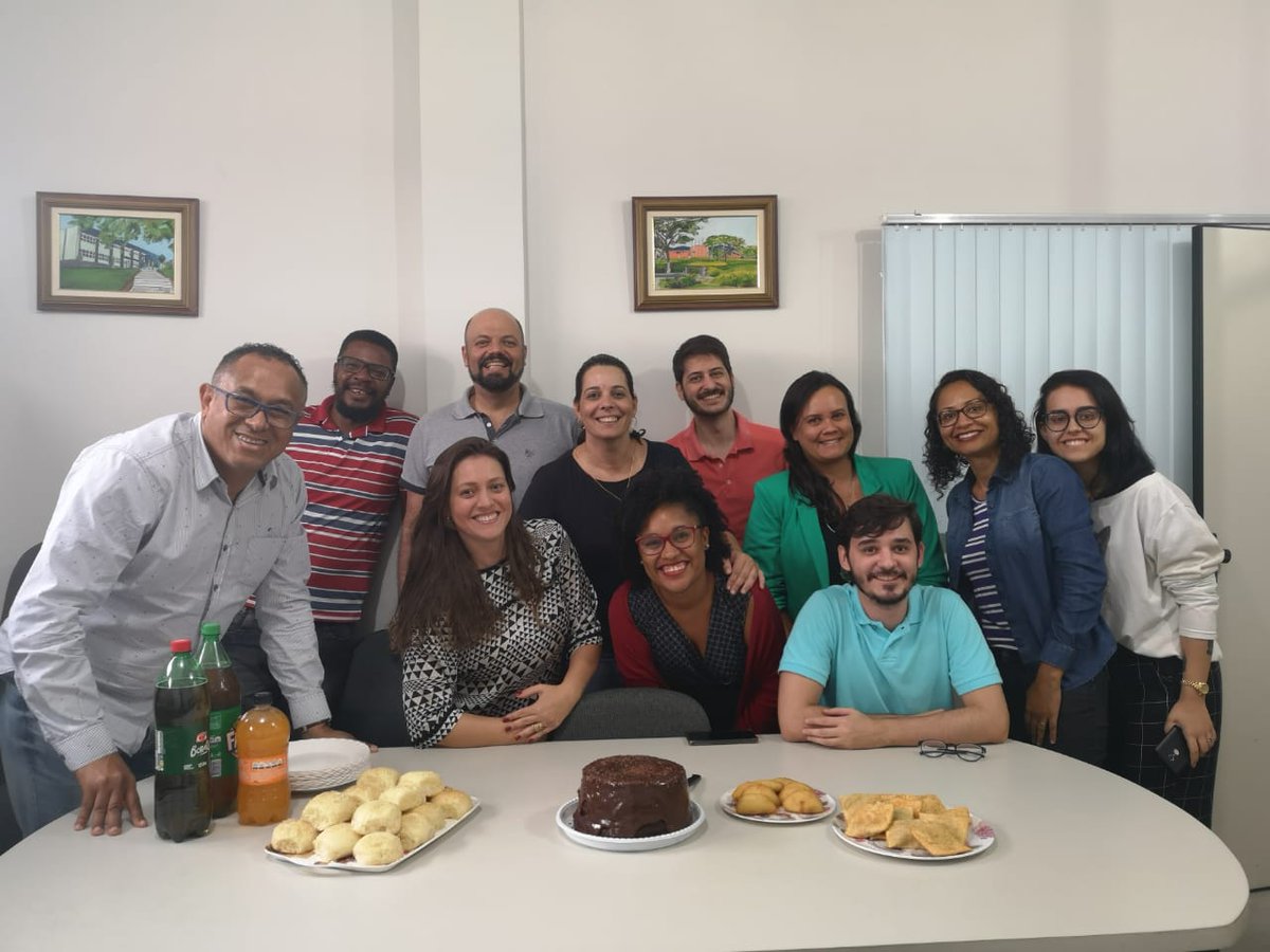 carollcfreire's tweet photo. e hoje teve parabéns bolo e salgado de novo. Isso é quando a pessoa não pertence a setor nenhum ou faz parte de mais de um. #coisalinda #amigos #uesb #ascom #surte https://t.co/eU0GavILah
