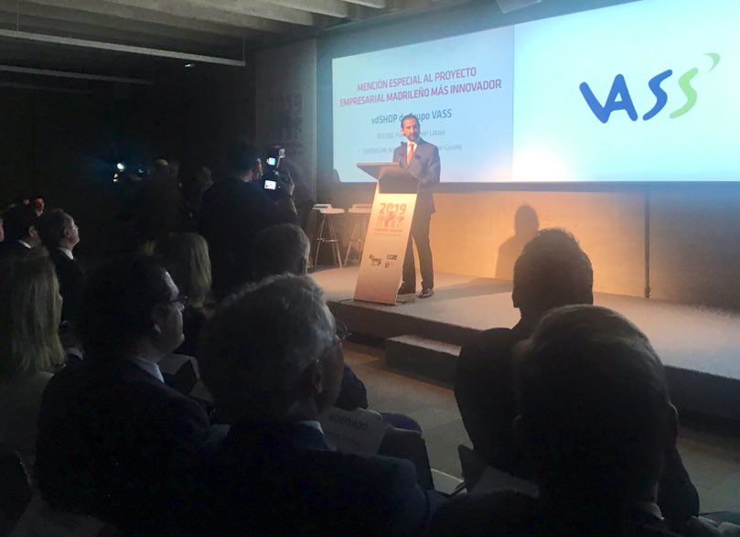 joaquindanvila's tweet photo. Nuestro presidente @arturocef entrega el 1er premio al proyecto más innovador en los #PremiosADEFAM19, a @GrupoVASS, enhorabuena a todos los ganadores de la noche de la Empresa Familiar, entre los que está @jromero_tv de @emprendeTVE. Patrocina @estudiosCEF - @UDIMA y @SomosHMG https://t.co/yfC2IWjXC3