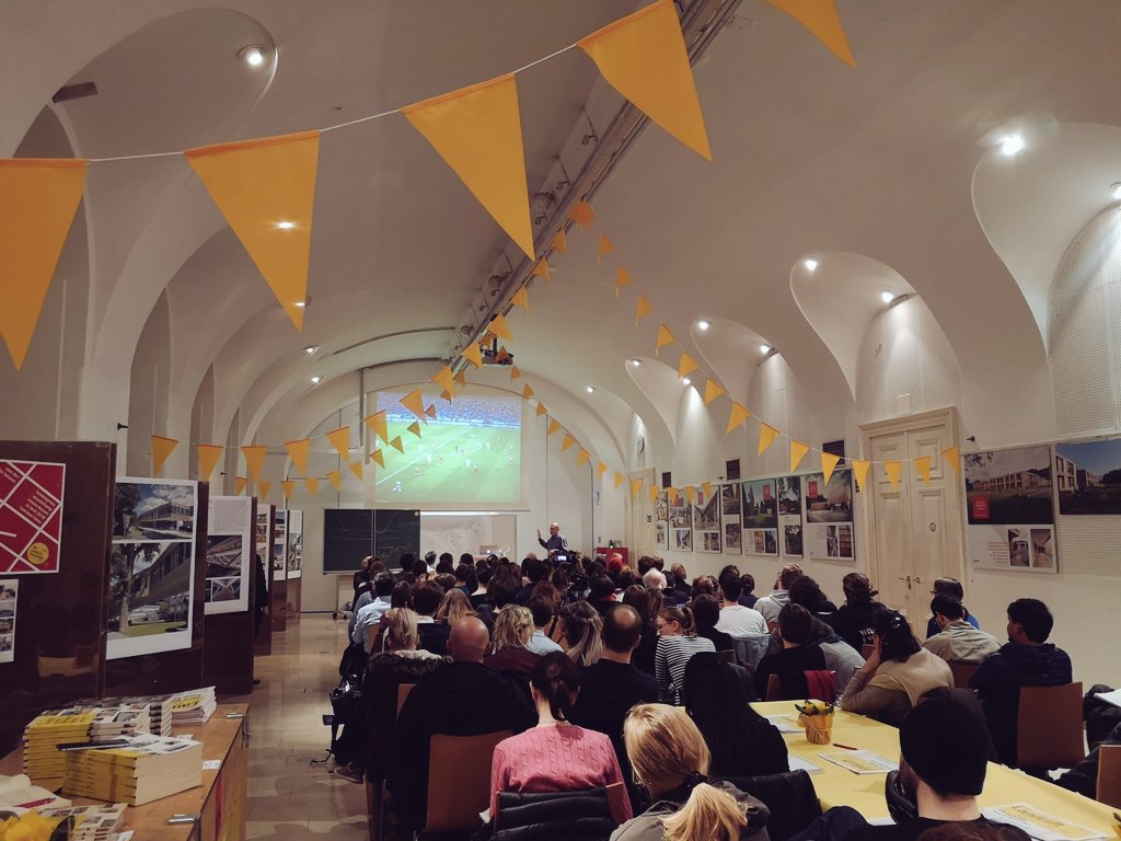 Erich Raith führt bei der LandLuft Universität #landluftuni anschaulich aus, was Profifußball und der enorme Verdienst von #Ronaldo mit steinzeitlichem Jagdverhalten und Überlebensstrategien zu tun hat. Hörenswert! #tuwien #prechtlsaal