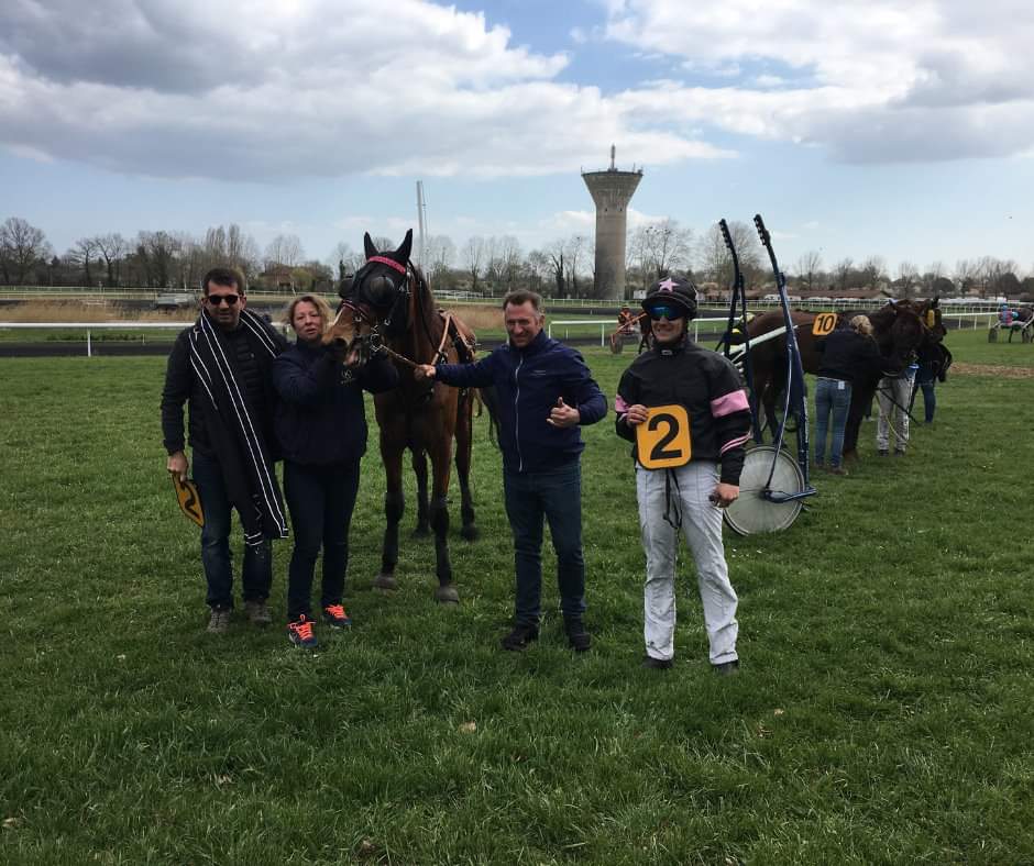EcurieLPeltier's tweet photo. #Résultat🏆🥇🎊
Ce lundi 25 mars, à Châtillon-sur-Chalaronne, Gloire Partagée ouvre son palmarès pour sa 2e apparition !

Issue d'Un Mec d'Héripré et de Nina Madrik, elle représente la casaque d'Alain Griezmann, le père d'@AntoGriezmann. https://t.co/D2TYmWJYNv