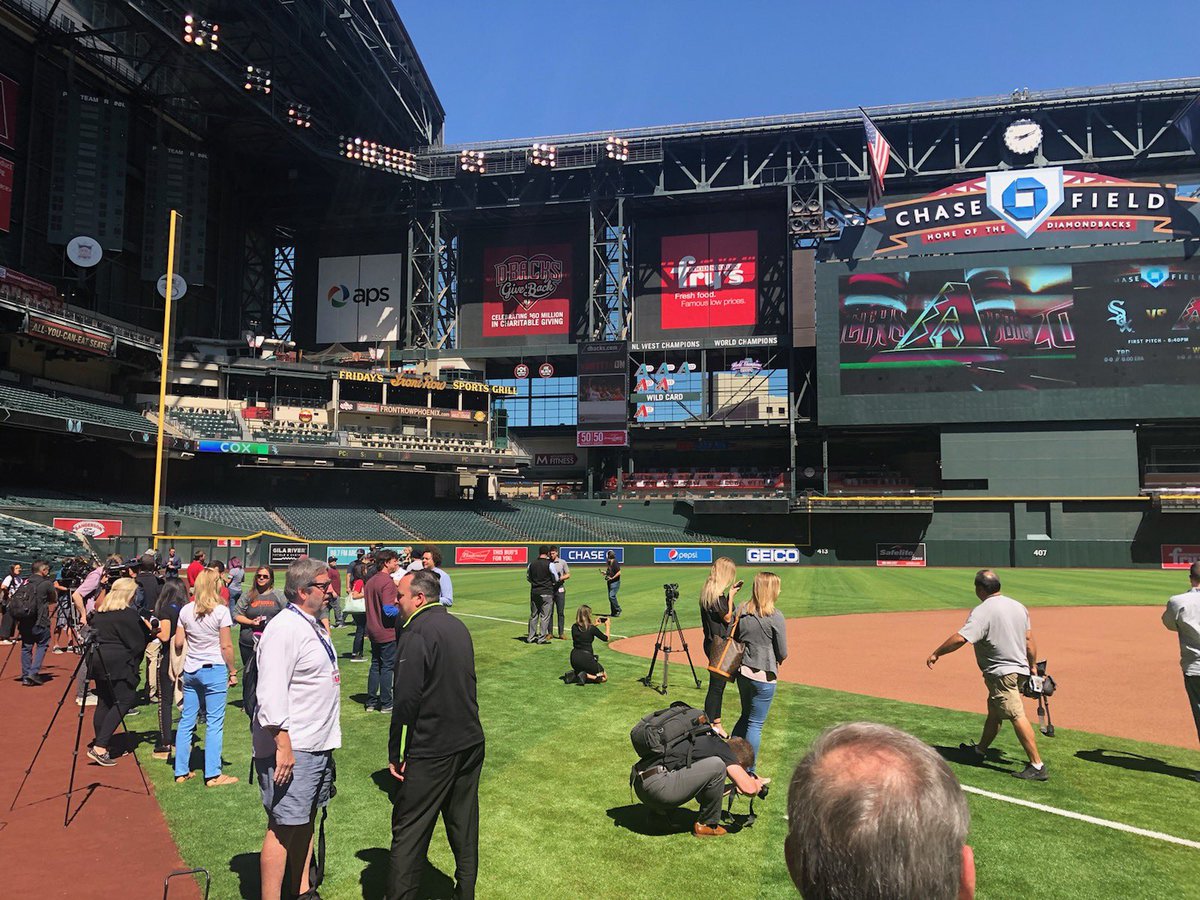 shawsportsturf's tweet image. Media getting their first look at Chase Field’s new @shawsportsturf! @Dbacks #mediaday #B1K
