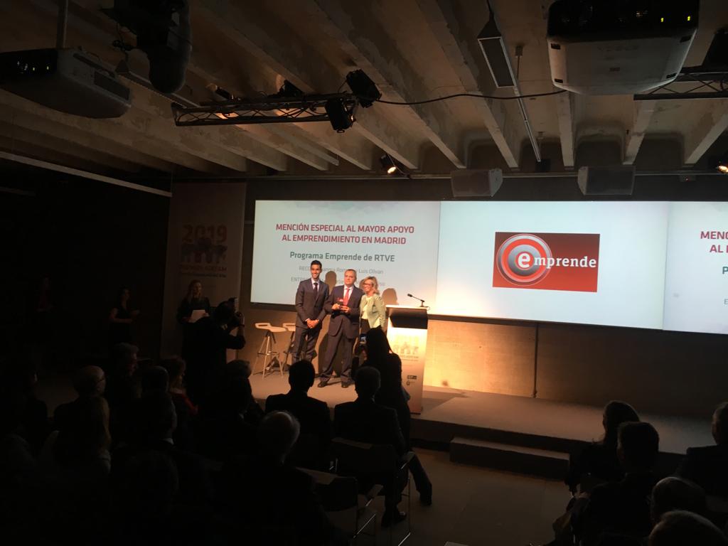 adefammadrid's tweet photo. La segunda mención de los #PremiosADEFAM19 es el galardón al mayor Apoyo al Emprendimiento en Madrid, y lo recibe el @emprendeTVE de @rtve. Lo ha recogido @jromero_tv de manos de @YagoArbeloa https://t.co/JDr11k0tZH