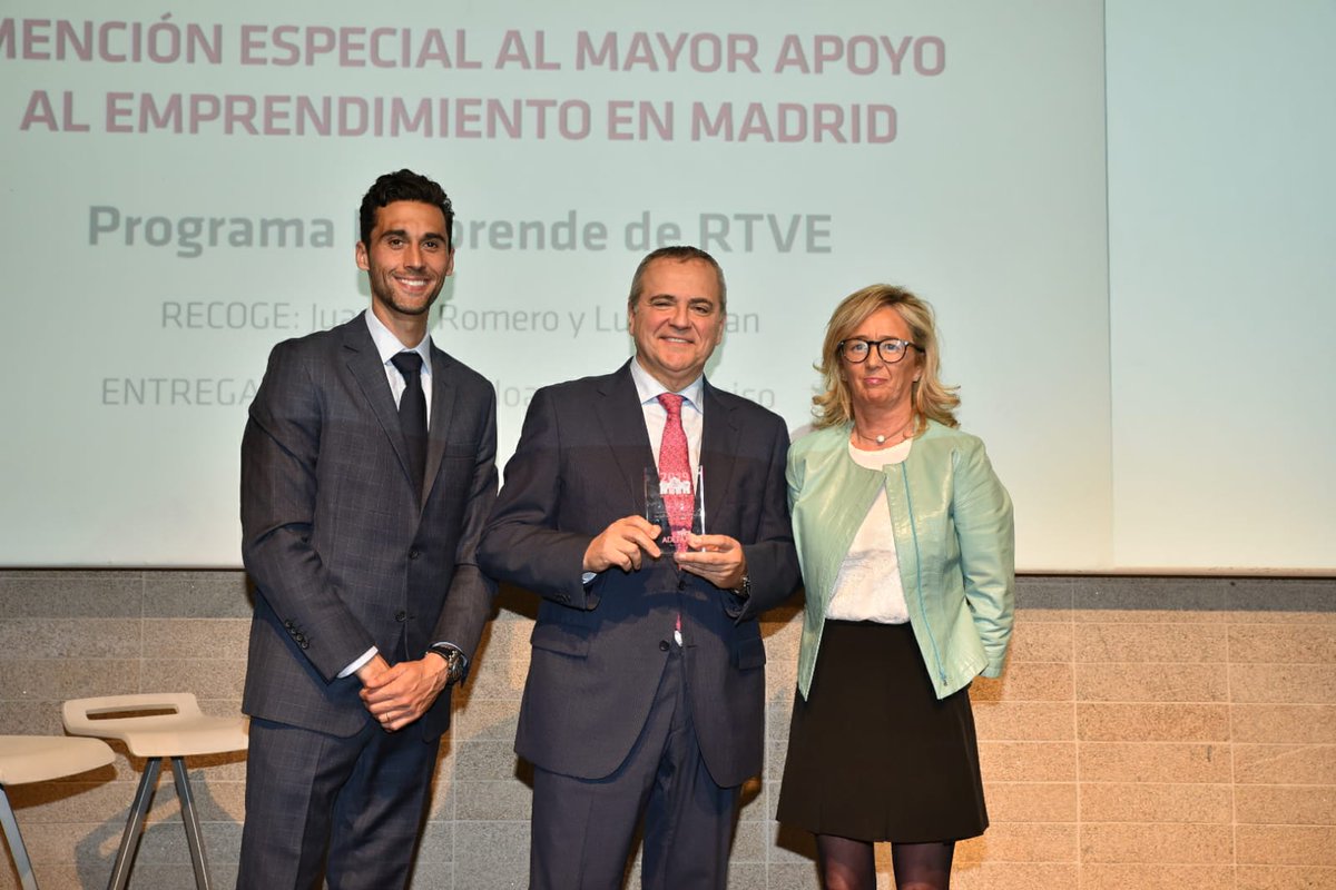 adefammadrid's tweet photo. La segunda mención de los #PremiosADEFAM19 es el galardón al mayor Apoyo al Emprendimiento en Madrid, y lo recibe el @emprendeTVE de @rtve. Lo ha recogido @jromero_tv de manos de @YagoArbeloa https://t.co/JDr11k0tZH