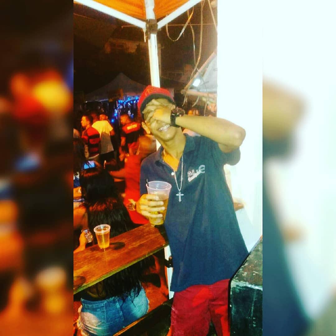 Vulgo_WG's tweet photo. VAI AS 2 😀/🤦🏽‍♂ NIVER DO @DjBonekinho7 
RESSACA DO BAILE DA ROMENIA 🇷🇴 #Vilaaliança https://t.co/j1anwKDy2e