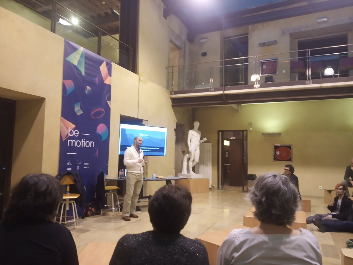 Acabamos la tarde con David Martínez de <a href="/ADNms/">Arcangelina Zambrano</a> nos habla de la optimización del transporte #cienciaconpalomitas #Avilésconciencia #be_motion #LUX02