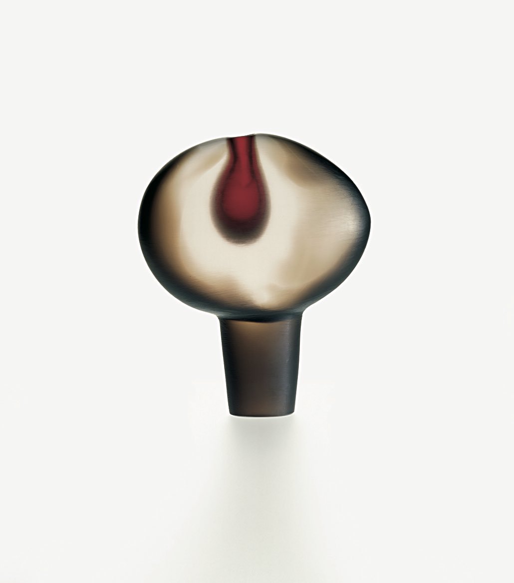olnickspanu's tweet photo. Fashioned in “pesante” and “sommerso,” ‘Vetro pesante’ (1962) is a product of Alfredo Barbini. The glass of this sculptural vessel is of significant weight and thickness and is composed of clear and colored “cristallo.”
#MuranoGlass #OlnickSpanuCollection #AlfredoBarbini #Glass https://t.co/EbDSL0vrwW