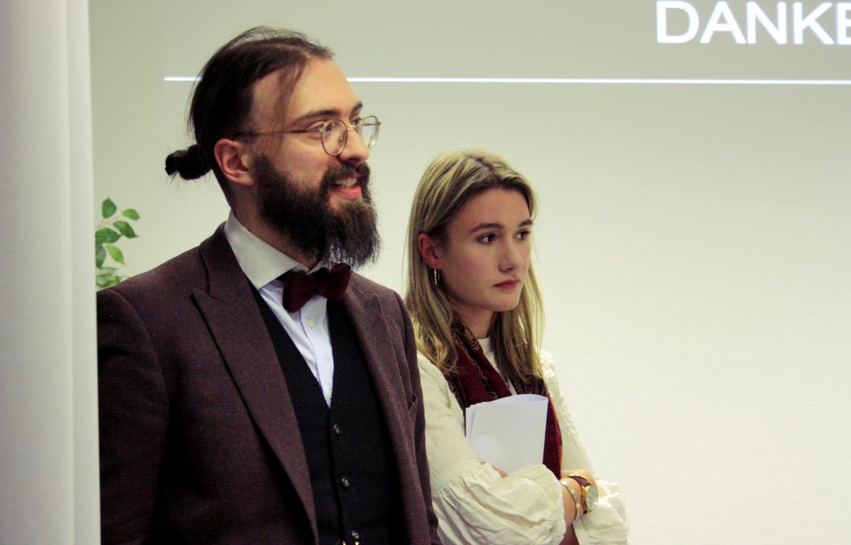 burkni1's tweet photo. Das Symposium "Tod und Krise" war eine tolle Erfahrung! @Vibulanius und ich sind sehr glücklich ein Teil davon sein zu können. (Man achte bitte nicht auf meinen Gesichtsausdruck; der hat noch nie wirklich meine Stimmung wiedergegeben!) https://t.co/g6q7fHulbs