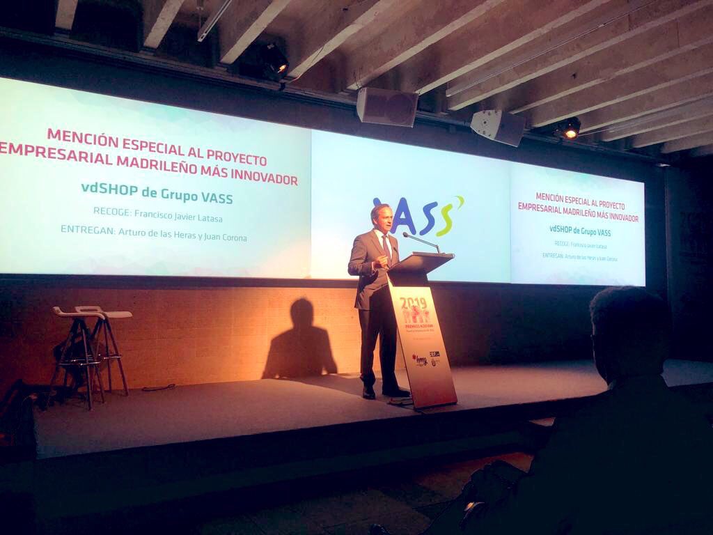 VASS_Company's tweet photo. . @javierlatasa agradece a su hermano @pepolatasa y a todo su equipo entre los que se encuentra como representante Iñaki Bermejo la creación de un proyecto convertido en una gran empresa como es @vdshop4
#PremiosADEFAM19 @adefammadrid https://t.co/lNhAKqCmzG