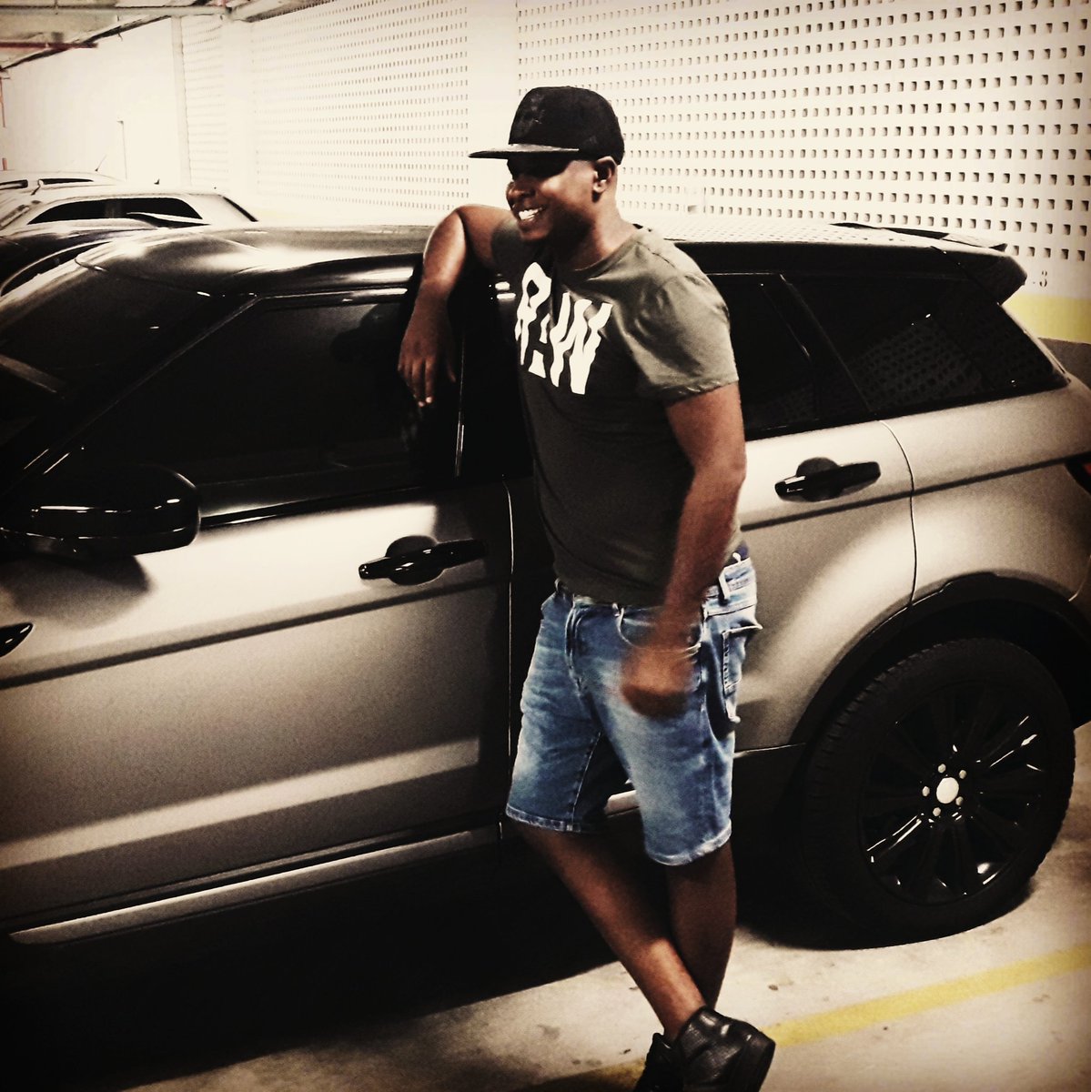 jormanorejuela's tweet photo. #RangeRover https://t.co/xvCDYuTEhC
