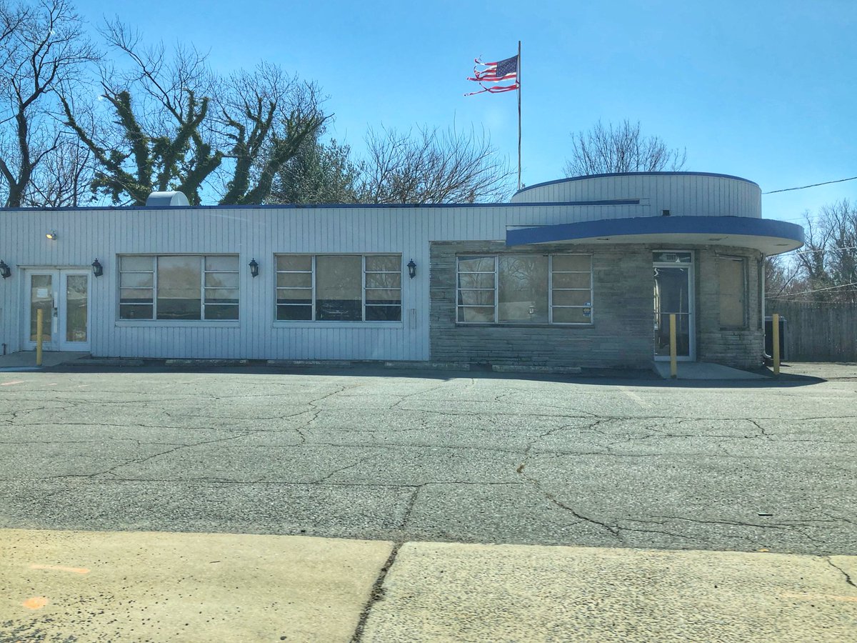 fcfoodnerd's tweet photo. #fallschurch has plenty of frozen yogurt and pizza shops but no diner... wouldn’t this unused property be a great spot for one? #fcdiner #fallschurchfood :) https://t.co/yyWQbwF5q3