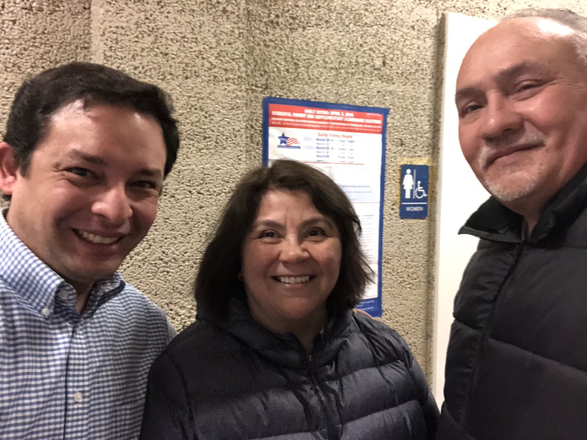 RaymondALopez's tweet photo. Monday voters & supporters making the most of this sunny day!
#Chi15 #ChiElections2019 https://t.co/hoeFDmXCMt