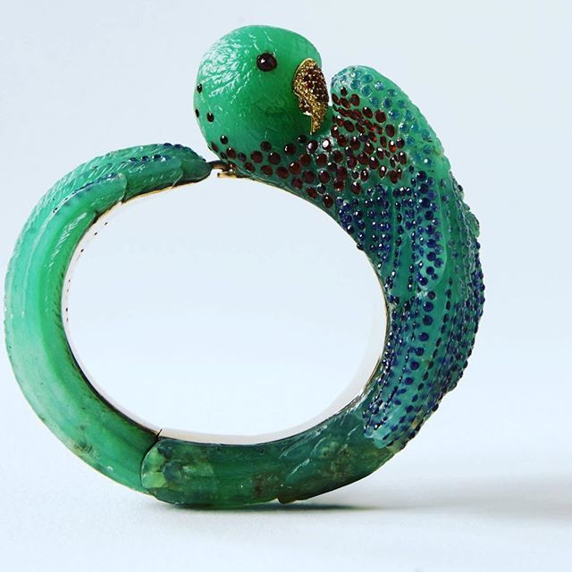 bijouxreview's tweet photo. One often glimpses and hears green flashes of parrots 🦜winging their wild and raucous way around the skies of Los Angeles, San Francisco, and London’s Hyde Park. Paris-based @harumiklossowskaderola expresses her appreciation for wild creatures and th… https://t.co/uEDkWxcKuy https://t.co/XTHi5k8tOh