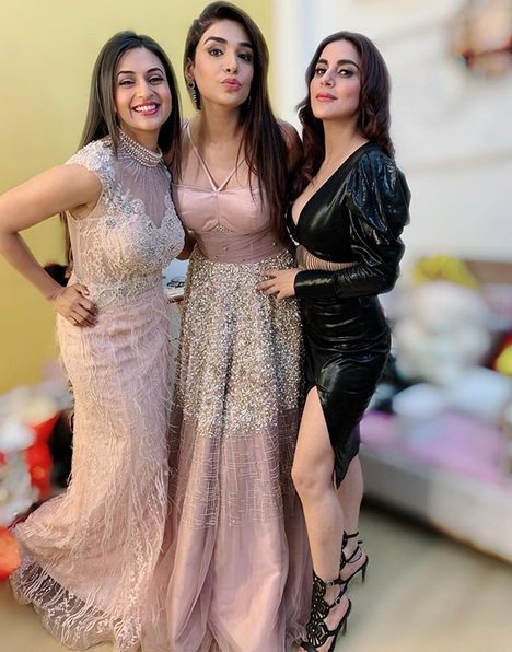 #IndianTellyAwards ready!
With my beautiful shoot neighbors. 😍