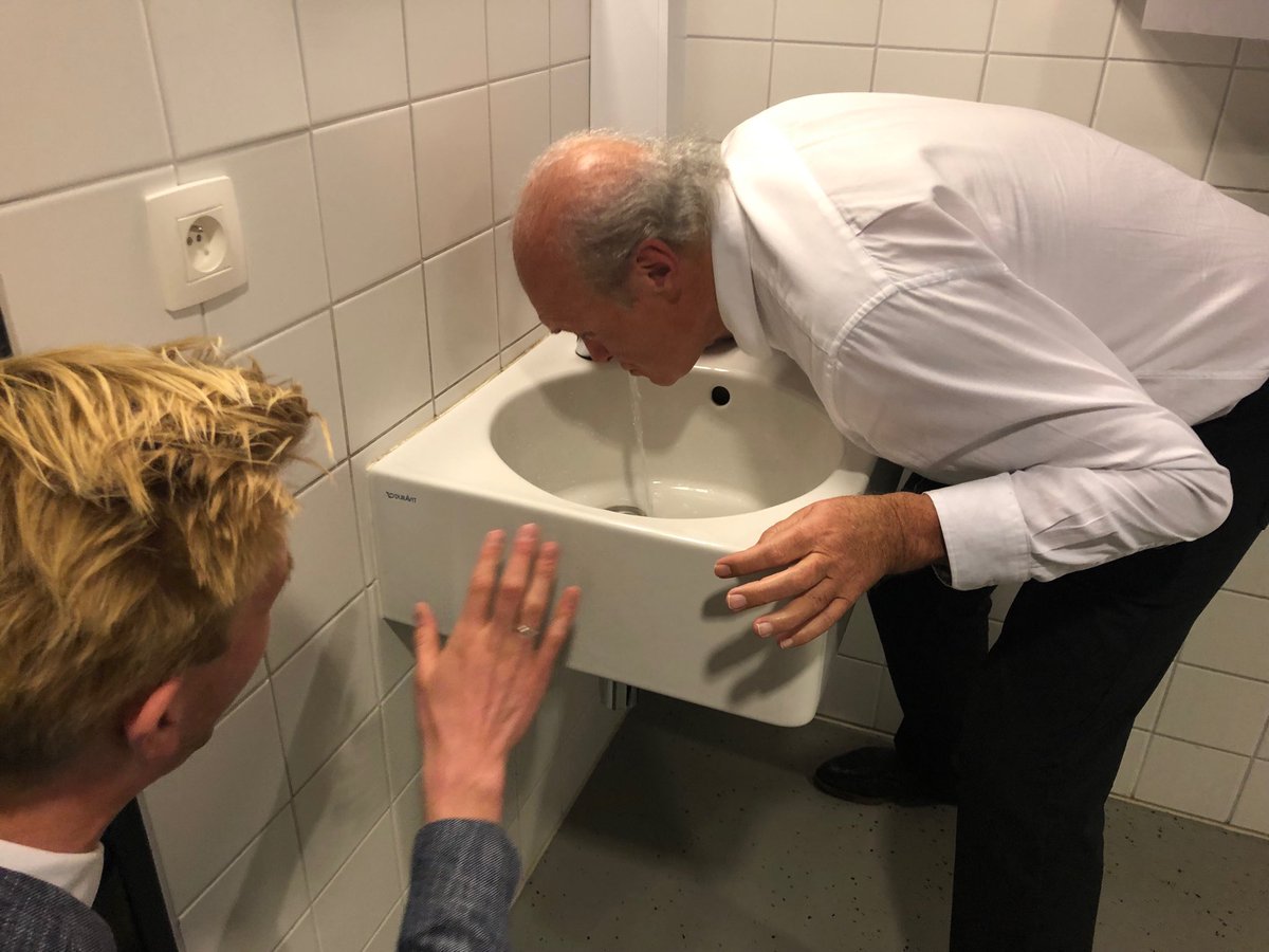 OeiJacques's tweet photo. Dorst! Backstage #Van7tot77 #Zwaneberg #HeistopdenBerg #Handelsgids https://t.co/8brhSx2Dzs