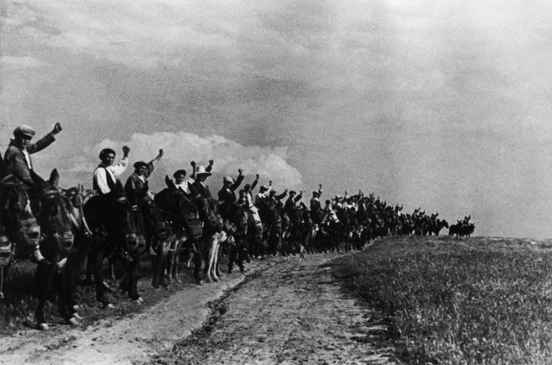 manelmarquez's tweet photo. Hoy hace 83 años "que más de 60.000 campesinos ocuparon 3.000 fincas de grandes terratenientes. La acción pacífica fue legalizada por la República. La venganza llegó rápido: la matanza de la plaza de toros de #Badajoz" #Resistimos!
#Extremadura #25DeMarzo 
https://t.co/O4ry2szdwo https://t.co/phDVY9MjWv