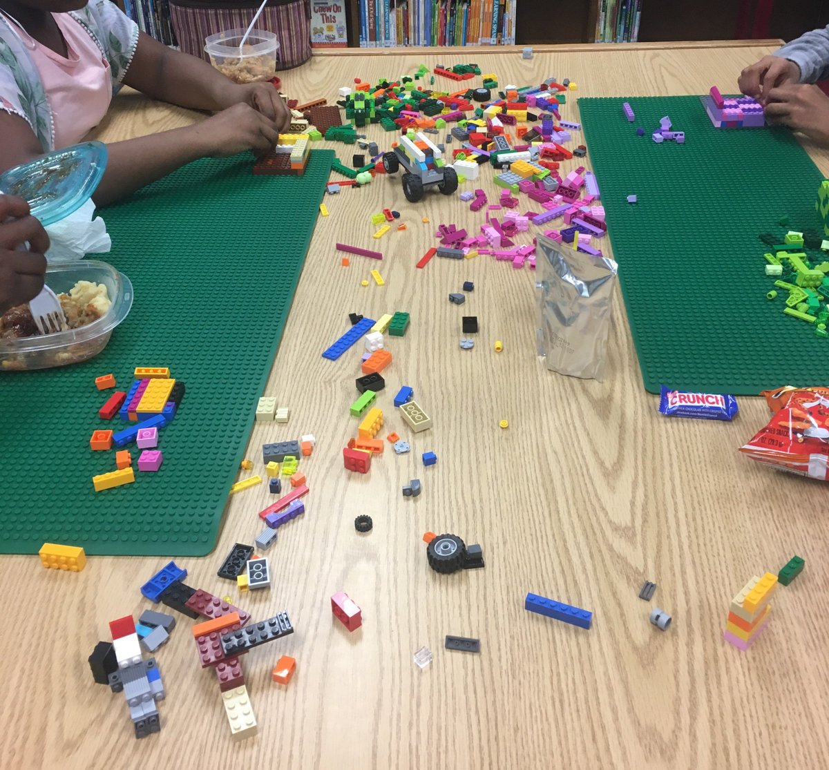 JRMSLibrary's tweet image. Makerfest Monday in the library was a hit! We love our creative students. @hcpslib @HenricoSchools @Henrico_Steam @JohnRolfeMS #jrms #hcps