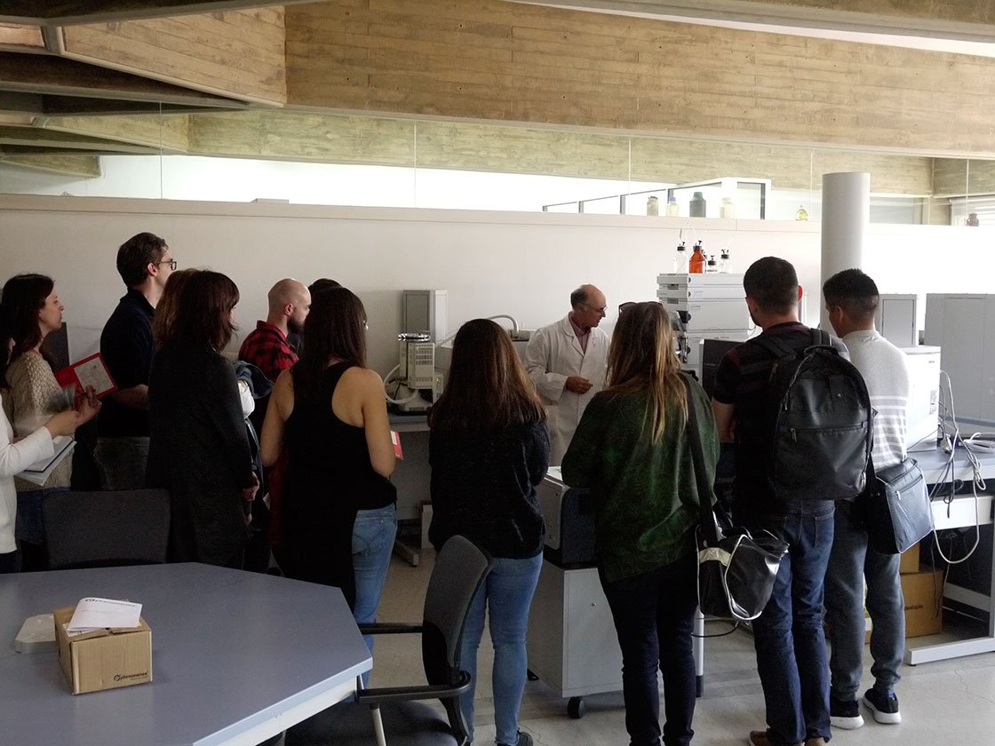 MasterMejorr's tweet photo. Hoy lunes 25 de marzo hemos realizado una visita al Instituto del Patrimonio Cultural de España (IPCE), en la que nos han enseñado los laboratorios, explicado las distintas técnicas de análisis, las técnicas de examen y nos han enseñado los archivos. https://t.co/ByQnTJG1vO