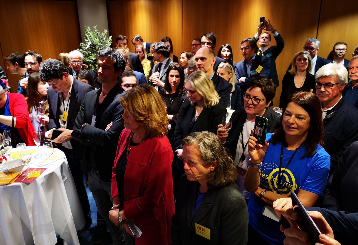 Franc_Bogovic's tweet photo. Poslanci iz različnih političnih skupin v @Europarl_SL,@TheProgressives  @GreensEP @ecrgroup @EPPGroup, združeni v podpori evropskim ustvarjalcem &amp; novinarjem! Še bolj sem prepričan, da bom jutri glasoval pravilno. Torej, #Yes2Copyright!👍 @strankaSLS @NovakLuka @stibernik https://t.co/cg3aiT2QAv