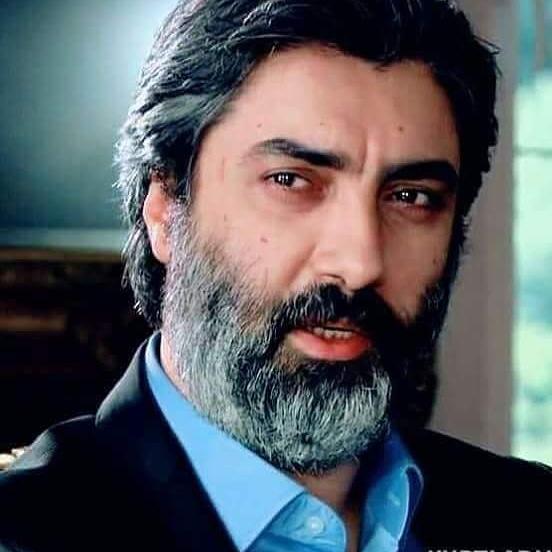 سأنتظر إطلالتك 
سأنتظر روحك تلتف حول كلماتى 
سأنتظر عشقك وأنا في قمة حبي لحياتى 
فأنت الأمل المفقود
وأنت العمر المولود 
وأنت العاشق الغير موجود
فهل ستقسو على قلبى و تعاند في البعاد
أم ستاتي إلى فى اول ميعاد
اين انت اشتقت إليك