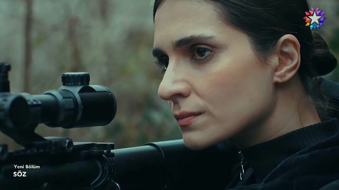 Karnından doğmamış bebeğini aldınız.
Yetmedi kollarından sımsıkı sarıldığı adamı kopardınız.
Ama bu kadın hala ayakta, ona Fethi'den kalan emanetler hala onda! 
Goncası, bayrağı, vatanı ve aşkı...
#Avcı #EyFet #Söz #EylemMercier