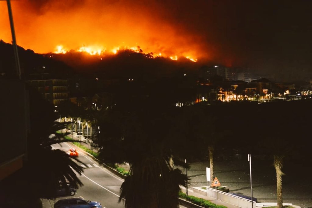 GiovanniToti's tweet photo. Grande #incendio a #Cogoleto. I Vigili del Fuoco sono sul posto. La Protezione Civile della Liguria è attivata e stiamo monitorando la situazione con la Prefettura di Genova. Famiglie evacuate in via precauzionale. Il vento forte sta alimentando le fiamme. https://t.co/WU2Pj2J8vv