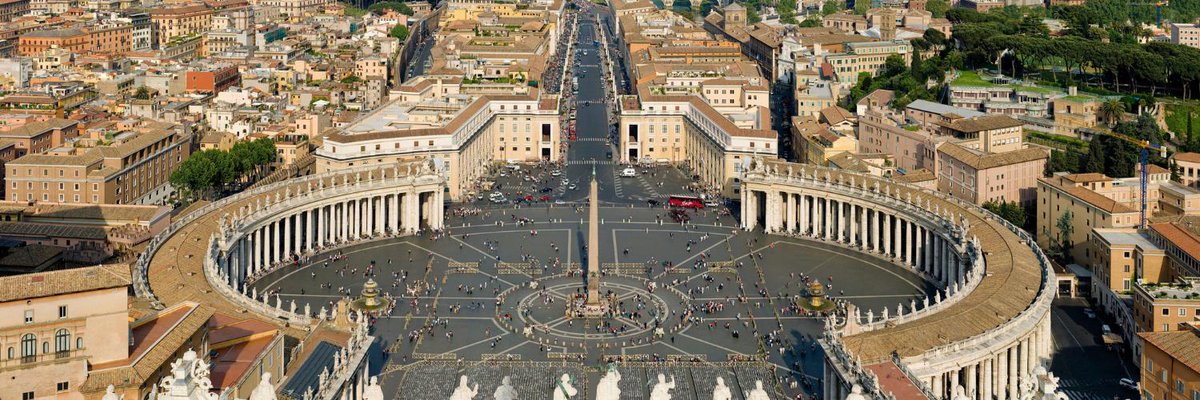 La Plaza San Pedro en Roma es el punto de encuentro entre quienes la visitan siguiendo su fe, y quienes tienen su interés netamente en lo cultural o turístico. #Destinos #VolarMagazine
