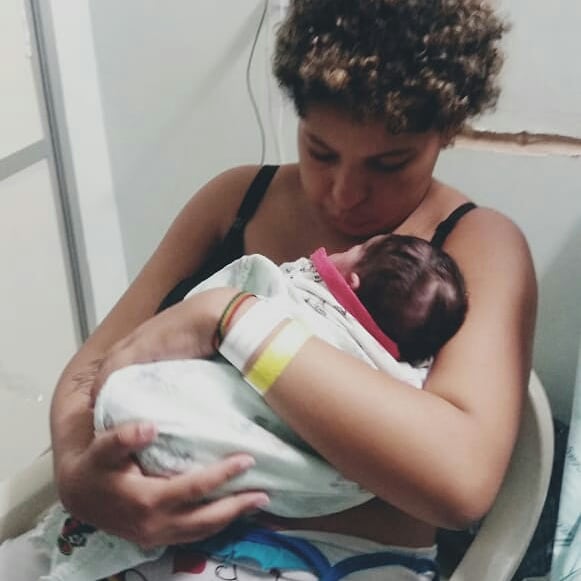 bebelzaoserra's tweet photo. No dia 22 de março de 2919 as 21:37 PM eu dei a luz a essa linda princesinha 💕💜 #mamaedeprimeiraviagem
#LauraAngelinen 💕💜 https://t.co/ZKu1Q5unX3