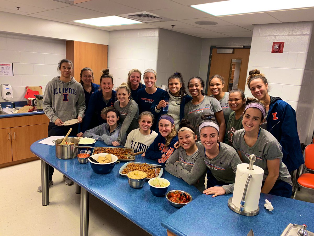 IlliniSoccer's tweet photo. Fun time tonight making our team dinner with @IlliniFuel! 

Delicious and nutritious!

#Illini 🔶🔷 https://t.co/5hnPHtLbcE