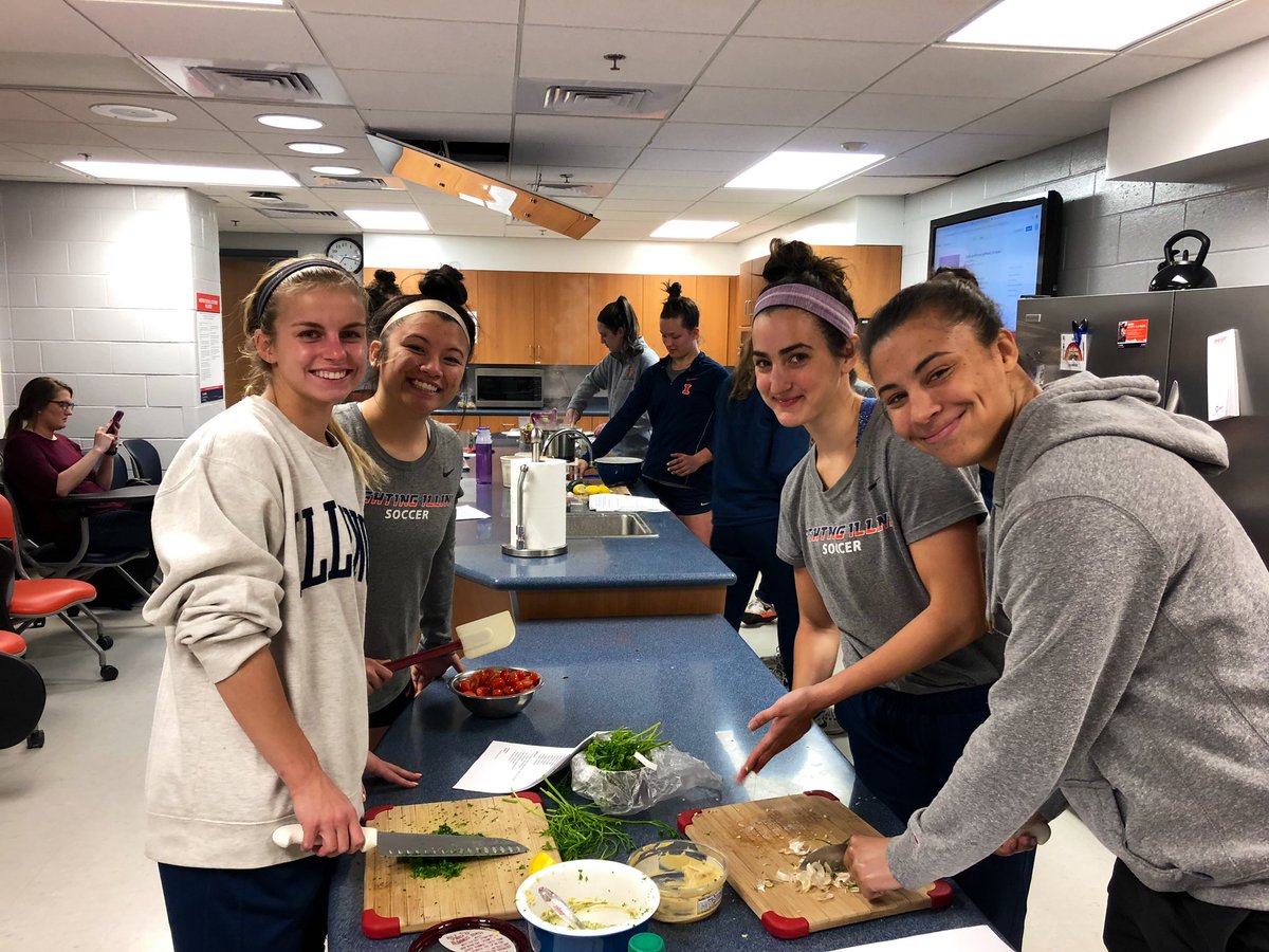 IlliniSoccer's tweet photo. Fun time tonight making our team dinner with @IlliniFuel! 

Delicious and nutritious!

#Illini 🔶🔷 https://t.co/5hnPHtLbcE