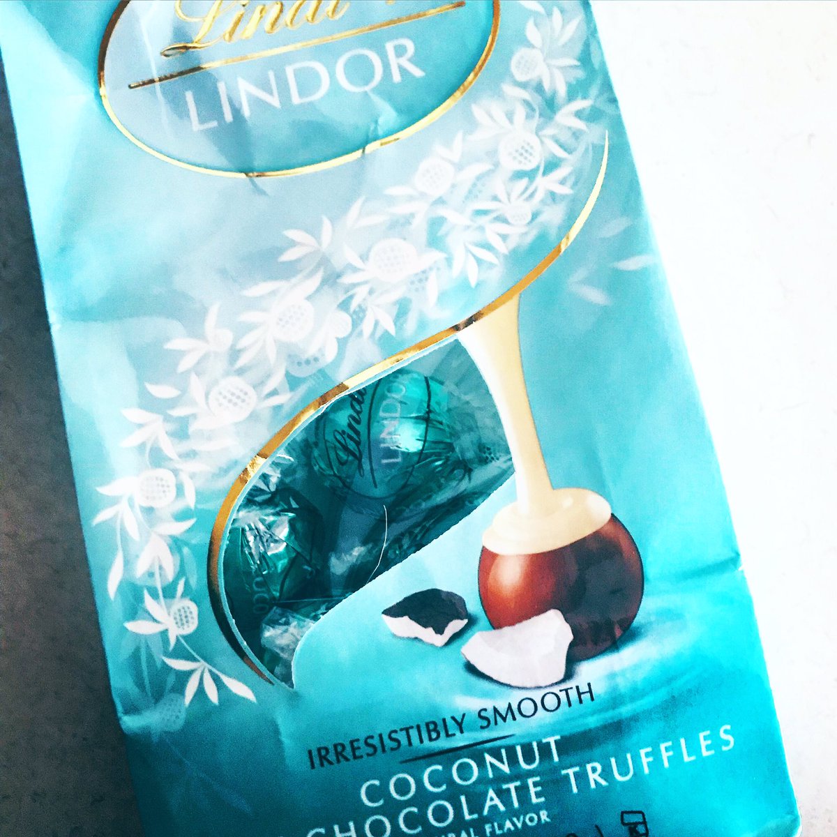 Found my new favorite!  If you like the taste of coconut, but not the consistency, you’ll love these!
@lindt_chocolate @lindt #chocolate #coconut #chocolatetruffles #zombieland @woodyharrelson @zombieland #betterthansnoballs #sorrynotsorry @hostess_snacks #convincemeotherwise