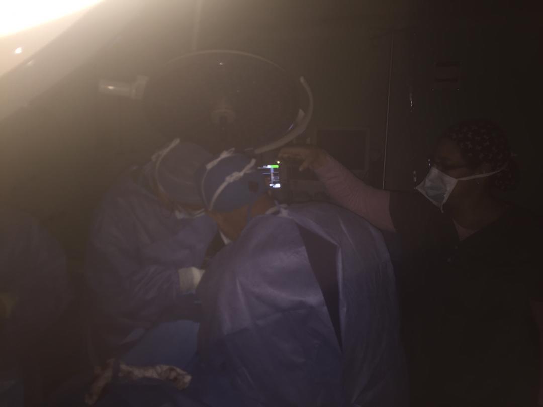 maryorinmendez's tweet photo. Venezuela 23Marzo:

Materno Infantil de Petare: Médicos alumbran con celulares a un paciente que intervienen en medio del apagón que duró 4 hrs en más del 50 % del territorio venezolano 

En otro centro, Omaira fallecía al quedar sin oxígeno tras un ACV que sufrió el viernes. https://t.co/TJPoMFFpKf