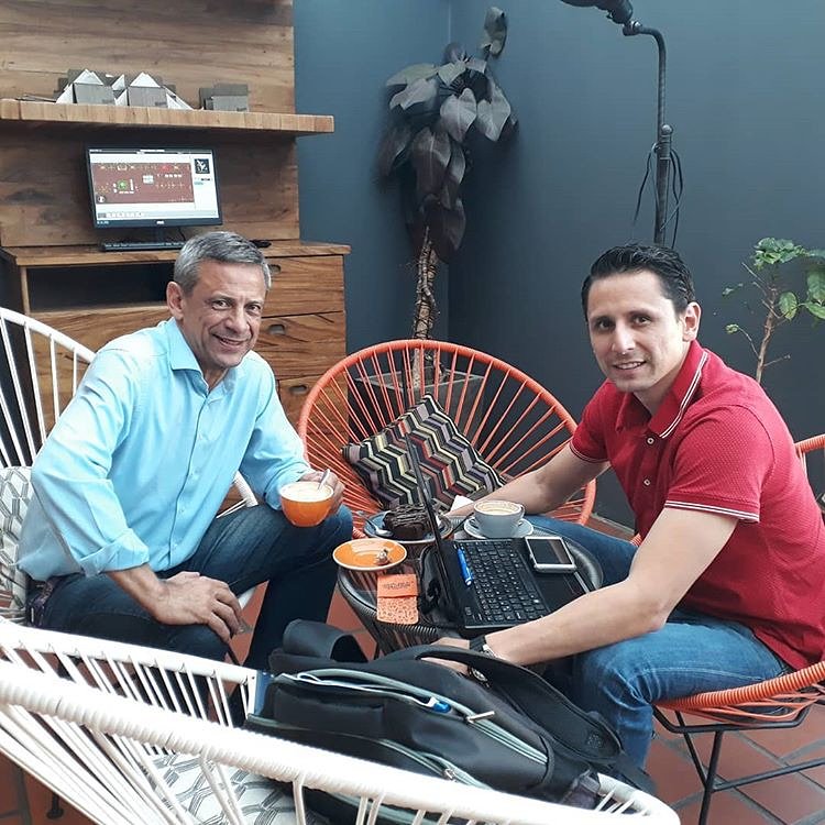 CafeMulata's tweet photo. Disfrutar de un excelente ambiente, un delicioso café ☕ y tener un espacio de encuentro e impulso para el emprendimiento y el trabajo que nos caracteriza como venezolanos 😇
.
.  
Te esperamos hoy hasta las  8pm.
#ExperienciasMulata https://t.co/WkvIIOQlyW