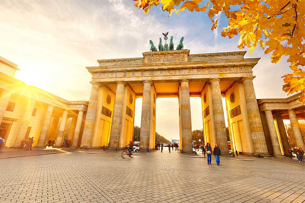 Berlin city behind the destroyed walls - magazish.com/2018/12/21/ber…